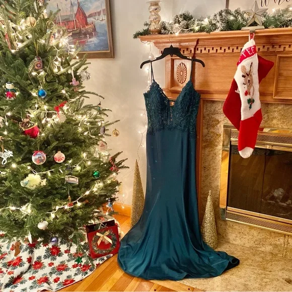 green emerald velvet dress Tipsy Elves Women's Christmas Gaudy Garland Sweater Dress Size 2X
